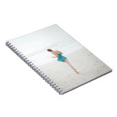 Vrouw aan land nabij strand notitieboek (Rechterzijde)