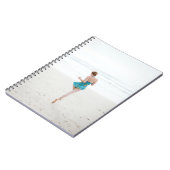 Vrouw aan land nabij strand notitieboek (Linkerzijde)