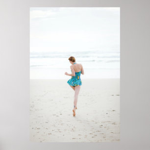 Vrouw aan land nabij strand poster