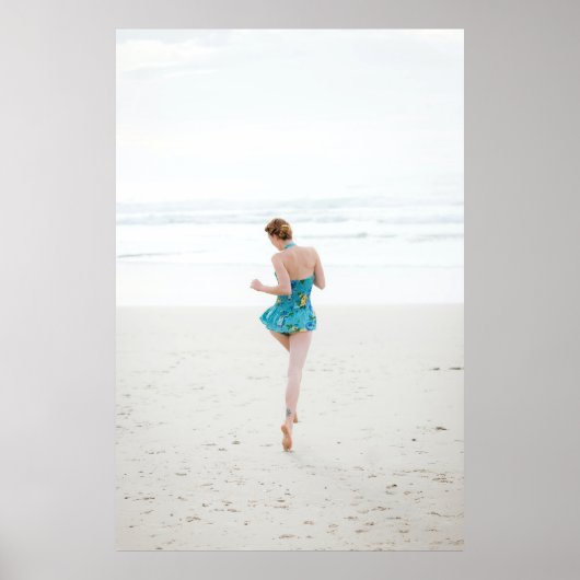 Vrouw aan land nabij strand poster (Voorkant)