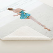 Vrouw aan land nabij strand sherpa deken (3/4)