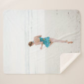 Vrouw aan land nabij strand sherpa deken (Voorkant (horizontaal))