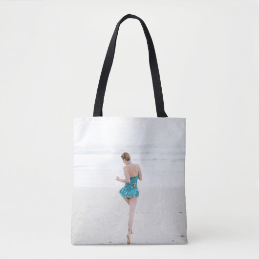 Vrouw aan land nabij strand tote bag (Voorkant)