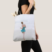 Vrouw aan land nabij strand tote bag (Dichtbij)