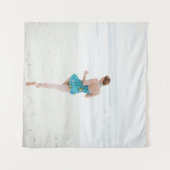 Vrouw aan land nabij strand wandkleed (Voorkant (horizontaal))