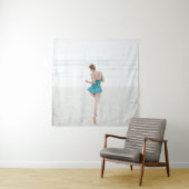 Vrouw aan land nabij strand wandkleed (In situ)