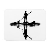 Vrouw aan subeboard, reflectie over het inpakken v magneet (Horizontaal)