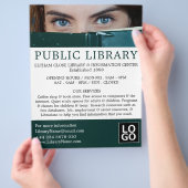Vrouw achter Boek, bibliotheek Adverteren Flyer (Hand)
