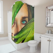 Vrouw achter groene bladeren douchegordijn (In situ)