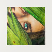 Vrouw achter groene bladeren wandkleed (Voorkant (horizontaal))