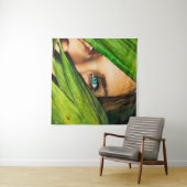 Vrouw achter groene bladeren wandkleed (In Situ (horizontaal))