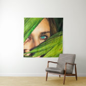 Vrouw achter groene bladeren wandkleed (In situ)