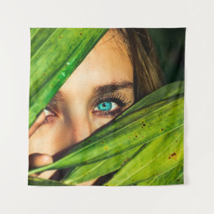 Vrouw achter groene bladeren wandkleed