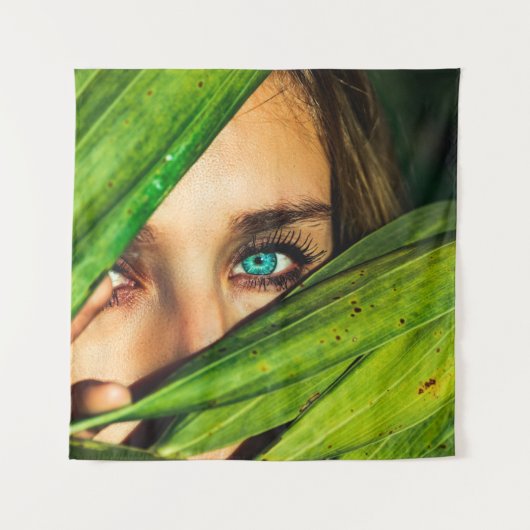 Vrouw achter groene bladeren wandkleed (Voorkant)
