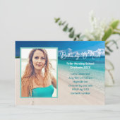 Vrouw Afstudeerder Beach Celebration Fotouitnodigi Kaart (Staand voorkant)