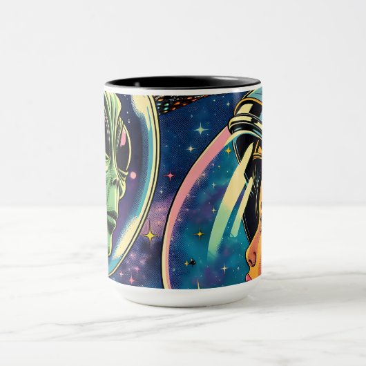 Vrouw astronaut ontmoet buitenaardse alien mok (Midden)