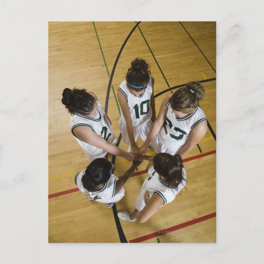 Vrouw basketbalteam met groepshanddruk; briefkaart (Voorkant)