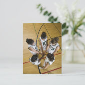 Vrouw basketbalteam met groepshanddruk; briefkaart (Staand voorkant)