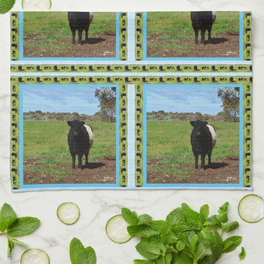 Vrouw Belted Galloway Koe Theedoek (Gevouwen)
