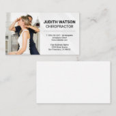 Vrouw beoordeelt wervelkolom cliënten visitekaartje (Voorkant / Achterkant)