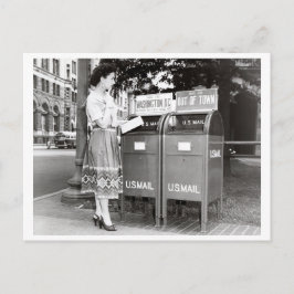  vrouw bij mailboxen zwart-wit foto briefkaart