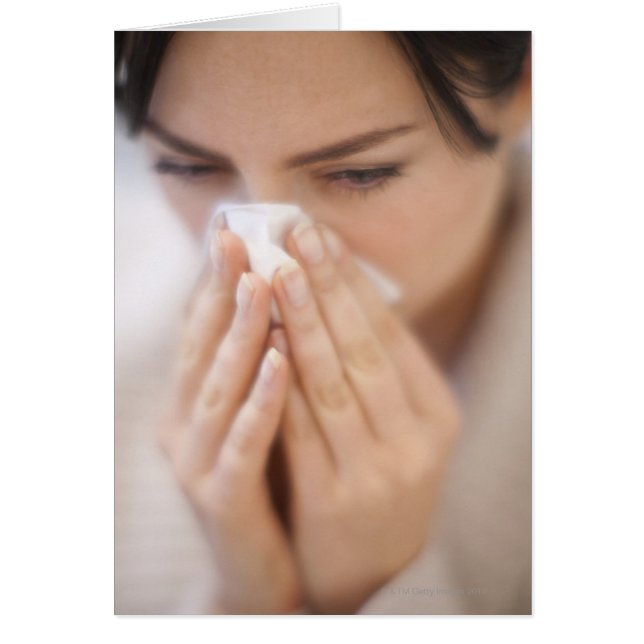 Vrouw blaast haar neus. (Voorkant)