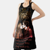 Vrouw bonding over BBQ in leuke schorten (Insitu)