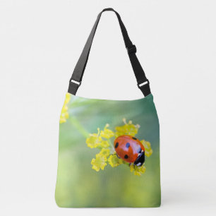 vrouw bovenop crossbody tas