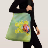 vrouw bovenop crossbody tas (Dichtbij)
