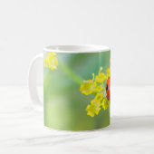 vrouw bovenop koffiemok (Voorkant links)