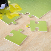 vrouw bovenop legpuzzel (Zijkant)