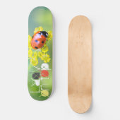 vrouw bovenop skateboard (Voorkant)