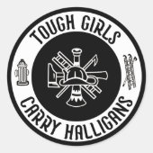 Vrouw brandweerman stoere meisjes dragen halligans ronde sticker (Voorkant)