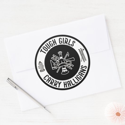 Vrouw brandweerman stoere meisjes dragen halligans ronde sticker (Envelop)