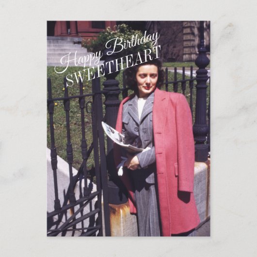 Vrouw buiten midden-eeuwse mode briefkaart (Voorkant)