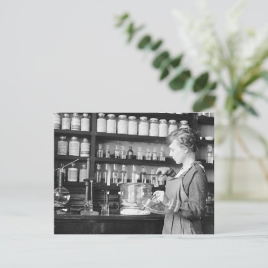 Vrouw Chemist, 1919 Briefkaart (Staand voorkant)