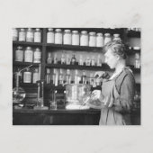 Vrouw Chemist, 1919 Briefkaart (Voorkant)