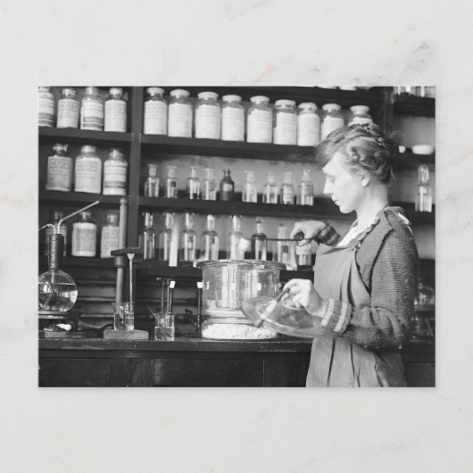 Vrouw Chemist, 1919 Briefkaart (Voorkant)