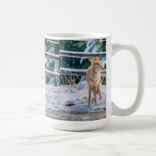 Vrouw Coyote en Sneeuwnatuur Natuur Koffie Mok (Rechts)