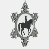 vrouw dat paard rijdt - Kies achtergrondkleur Tin Sneeuwvlok Ornament (Links)