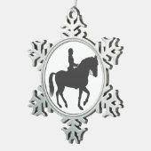 vrouw dat paard rijdt - Kies achtergrondkleur Tin Sneeuwvlok Ornament (Rechts)