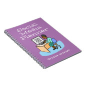 Vrouw die aan Sociale Media bij een computer werkt Notitieboek (Rechterzijde)