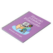 Vrouw die aan Sociale Media bij een computer werkt Notitieboek (Linkerzijde)