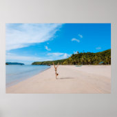 Vrouw die acrobaat maakt aan de kust nabij bergra poster (Voorkant)