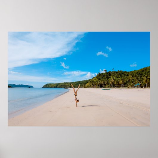 Vrouw die acrobaat maakt aan de kust nabij bergra poster (Voorkant)