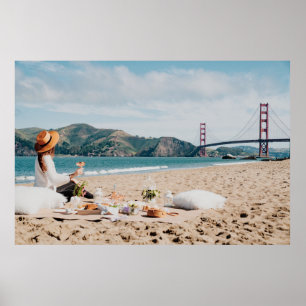 Vrouw die bij de kust zit terwijl hij Golde bekijk Poster