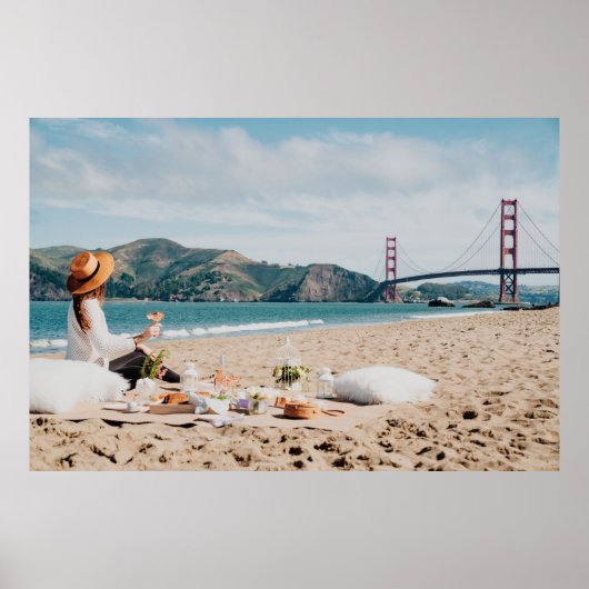 Vrouw die bij de kust zit terwijl hij Golde bekijk Poster (Voorkant)