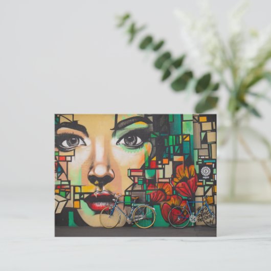 Vrouw die Briefkaart van Blauwe Bikes (Zwitserland (Staand voorkant)