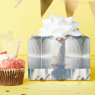 Vrouw die danst in een fontein in de stad cadeaupapier