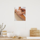 Vrouw die de pootmassage met lotion ontvangt poster (Keuken)